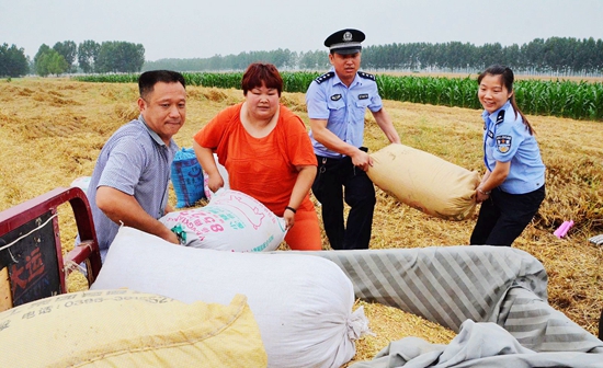 西平民警幫困難戶(hù)度“三夏”