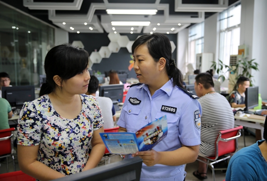 市公安局印發(fā)消防知識小冊子助力消防安全宣傳
