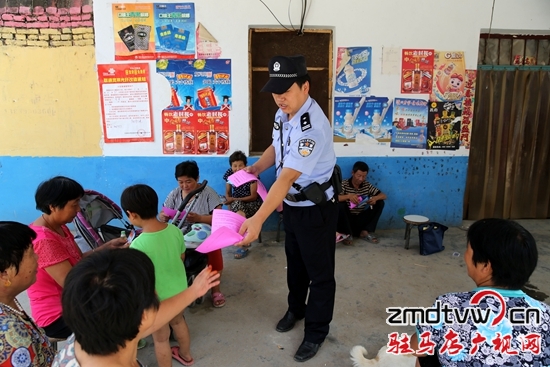 東風(fēng)派出所民警走進(jìn)小賣(mài)部排查.jpg6.jpg