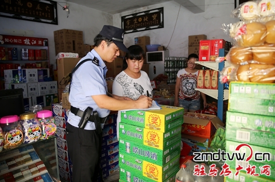 東風(fēng)派出所民警走進(jìn)小賣(mài)部排查.jpg3.jpg