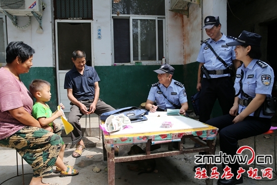 東風(fēng)派出所民警深入農(nóng)戶(hù)排查.jpg.jpg