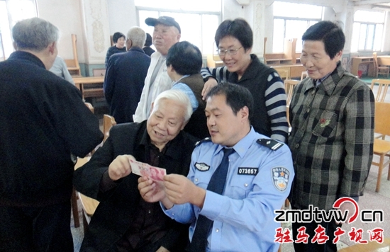 雪松派出所深入社區(qū)開展假幣防范宣傳活動