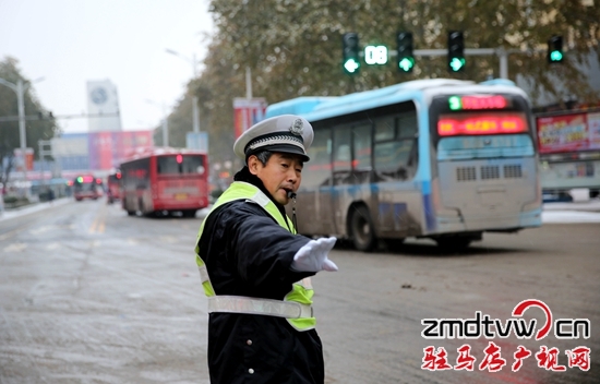 駐馬店市公安局西園派出所民警指揮交通場(chǎng)景（圖）