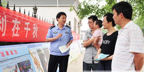 正陽縣公安局禁毒大隊向行人宣傳“預(yù)防毒駕、珍愛生命”常識