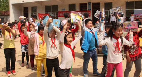 愛心捐助走進平輿縣楊埠鎮(zhèn)大灣小學