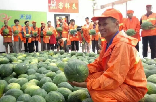 愛(ài)心西瓜送給環(huán)衛(wèi)工人