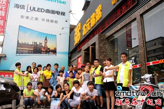 陽光助學(xué)志愿者、受助學(xué)生、家長在狀元鴻酒店合影留念.jpg