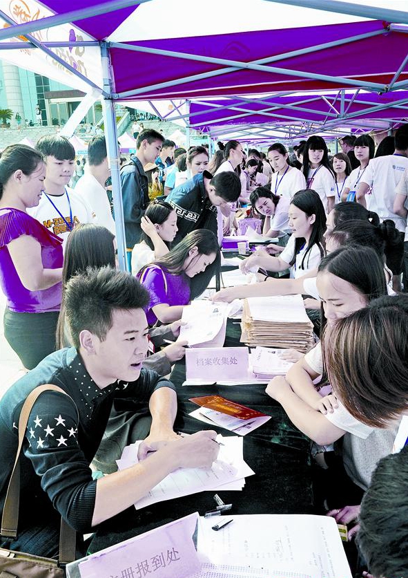 黃淮學(xué)院新生開始報(bào)到