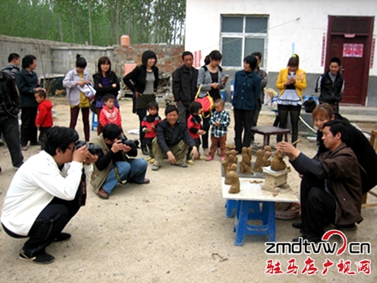人們慕名到馬國發(fā)家觀看泥塑作品。_副本.jpg