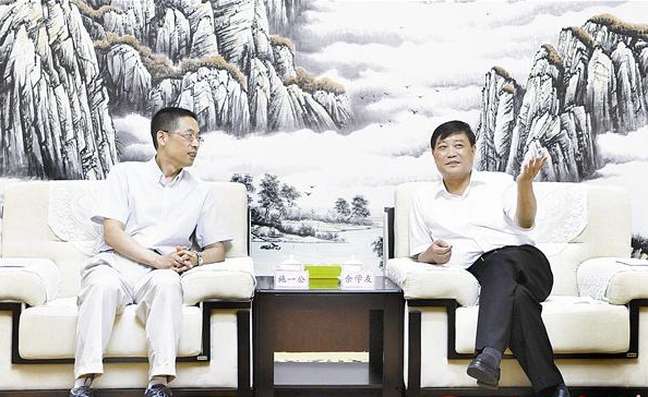 余學(xué)友會見中科院院士施一公
