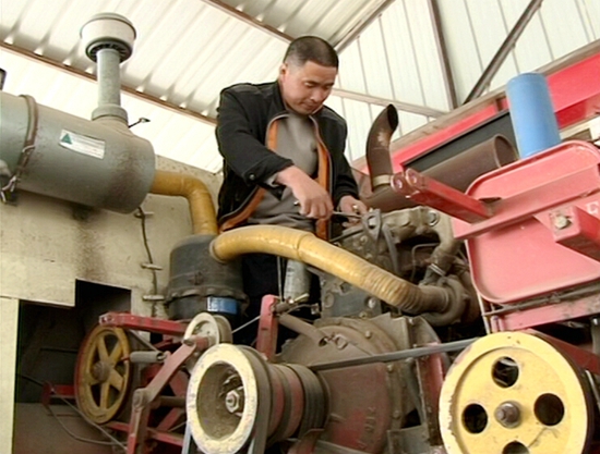 遂平：檢修農(nóng)機 備戰(zhàn)三夏