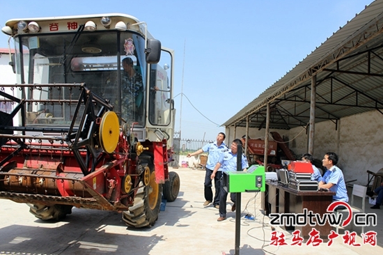 正陽：開展農(nóng)機(jī)移動(dòng)檢測(cè)和審驗(yàn)服務(wù)迎“三夏”