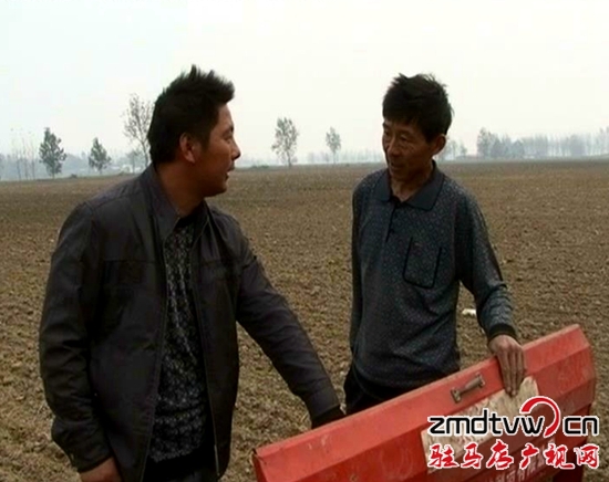 農(nóng)業(yè)專家指導農(nóng)民麥播.jpg