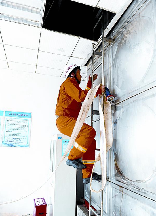 駐馬店西站連續(xù)數(shù)日無(wú)供水消防車(chē)開(kāi)來(lái)解燃眉之急