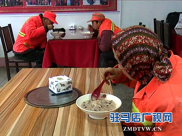 一碗臘八粥，為環(huán)衛(wèi)工人送去溫暖_20160118083516.JPG
