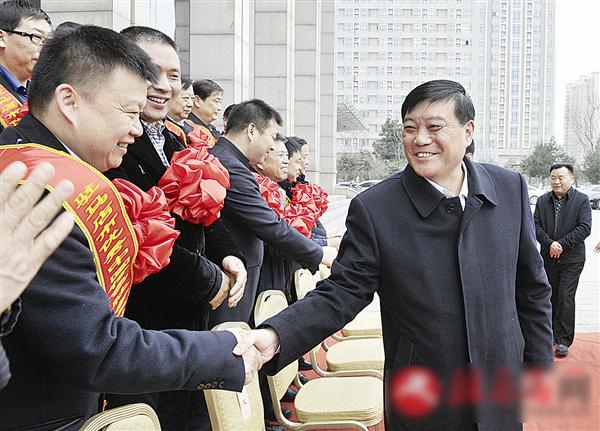 駐馬店市首屆非公有制經(jīng)濟(jì)人士?jī)?yōu)秀建設(shè)者表彰大會(huì)召開(kāi)