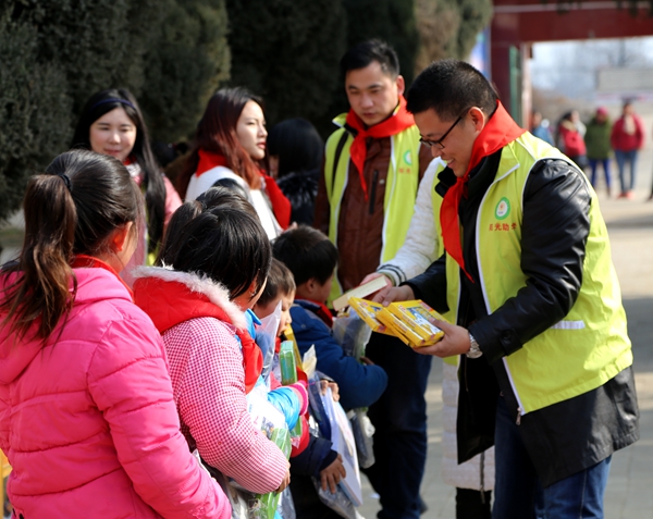 陽(yáng)光助學(xué)“濟(jì)韜書(shū)室”落戶蟻蜂鎮(zhèn)彭樓小學(xué)