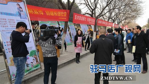 圖為<a  href='http://www.blogvestidosde15.com'  title='駐馬店市' target='_blank' >駐馬店市</a>分公司開(kāi)展的<a  href='http://www.blogvestidosde15.com/'  title='法制' target='_blank' >法制</a>宣傳受到駐馬店市政府領(lǐng)導(dǎo)們的肯定.jpg