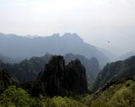 黃山原名黟山，因峰巖青黑，遙望蒼黛而名。后因傳說軒轅黃帝曾在此煉丹，故改名為“黃山”。明朝旅行家徐霞客登臨黃山時(shí)，曾對黃山的秀麗這樣贊嘆：“薄海內(nèi)外之名山，無如徽之黃山。登黃山，天下無山，觀止矣！”被后人引申為“五岳歸來不看山，黃山歸來不看岳”。（攝影/水墨丹青）