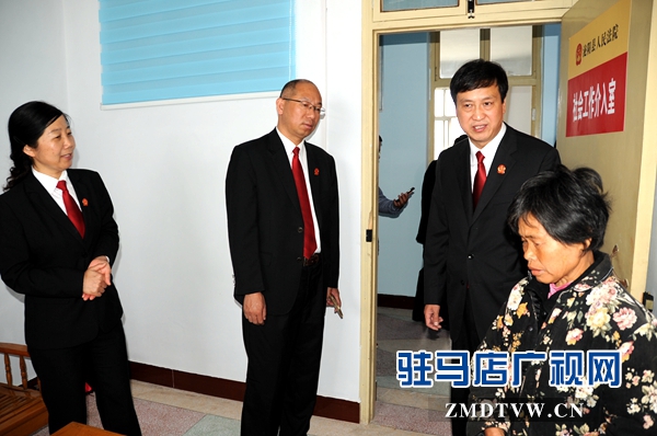 在一起涉及未成年人的離婚糾紛案件中，張社軍，李其宏，孫亞軒耐心細致地對原告的母親做思想工作 545.jpg