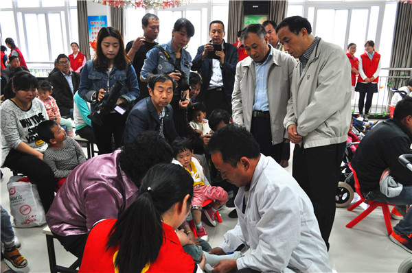  駐馬店市殘聯(lián)舉行第26個(gè)全國助殘日愛心捐贈(zèng)活動(dòng)