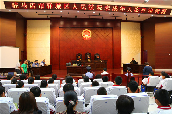 駐馬店驛城區(qū)法院院長執(zhí)法槌嚴懲校園欺凌犯罪