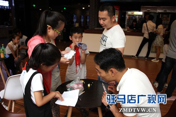 核對報(bào)名<a  href='http://www.blogvestidosde15.com/listseo-200-0.html'  title='信息' target='_blank' >信息</a>領(lǐng)影票.JPG