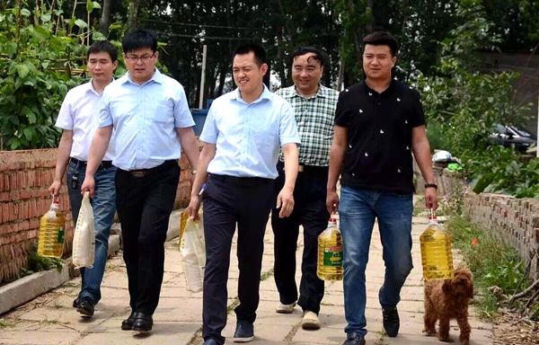 政府、企業(yè)攜手開(kāi)展“精準(zhǔn)扶貧”