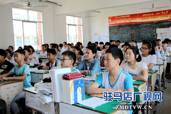距中招考試只有一周了，同學(xué)們?nèi)栽谡J(rèn)真聽講.JPG