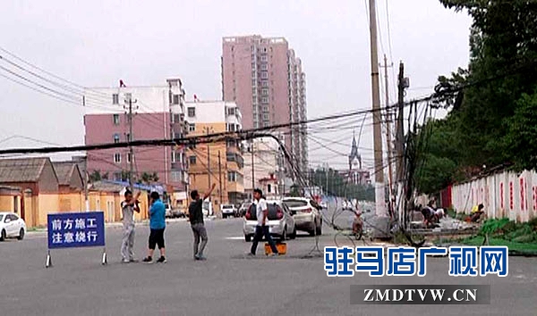 貨車(chē)掛斷光纜一男子與死神擦肩而過(guò)