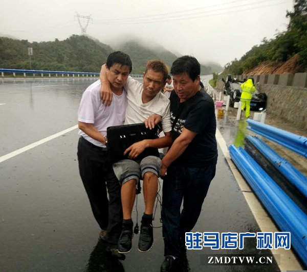 由于一傷者背腰腿部多處骨折，呂紹軍只好用毛巾拖著其臀部與泌陽喬強(qiáng)一起抬起來往500米遠(yuǎn)的大巴上送.jpg