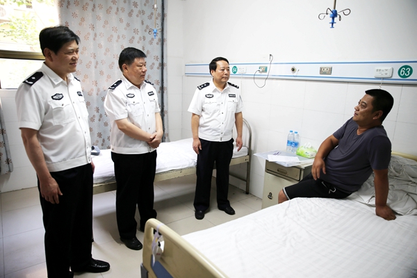 楊俊杰看望慰問暈倒在市創(chuàng)衛(wèi)活動(dòng)一線的民警