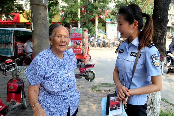 平輿縣公安民警街頭宣傳電信詐騙知識(shí)