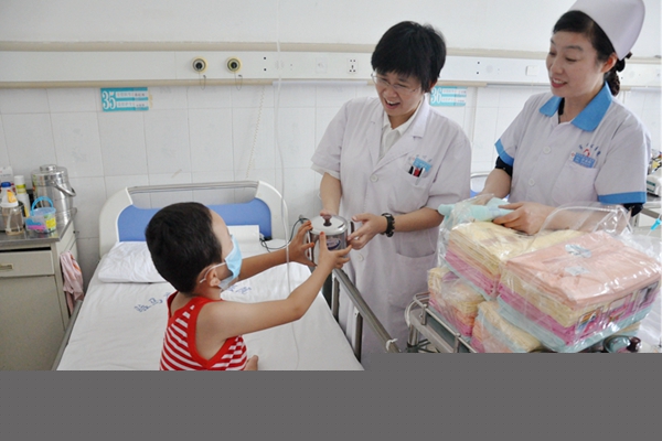 炎炎夏日，駐馬店市中心醫(yī)院醫(yī)生給患者送祝福