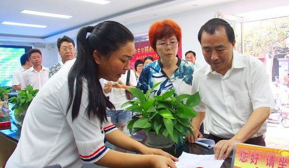 戚存杰深入中心城區(qū)就社區(qū)“創(chuàng)文”標準化建設(shè)進行觀摩