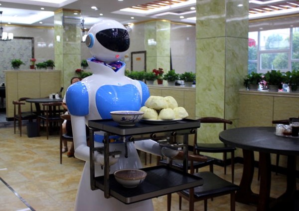 駐馬店首家機器人傳菜員亮相曹運洪胡辣湯