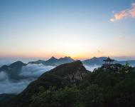 云蒸霞蔚五朵山--鄒汝光
