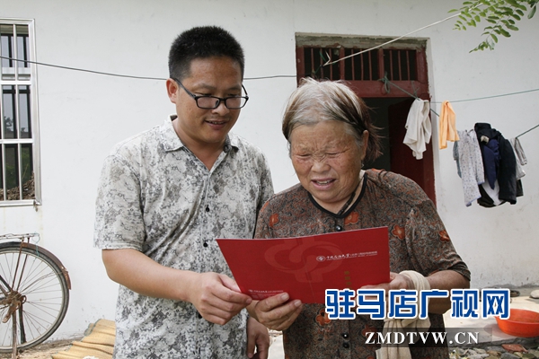 媽媽拿著兒子大紅色的大學(xué)錄取通知書，心里很美。.jpg