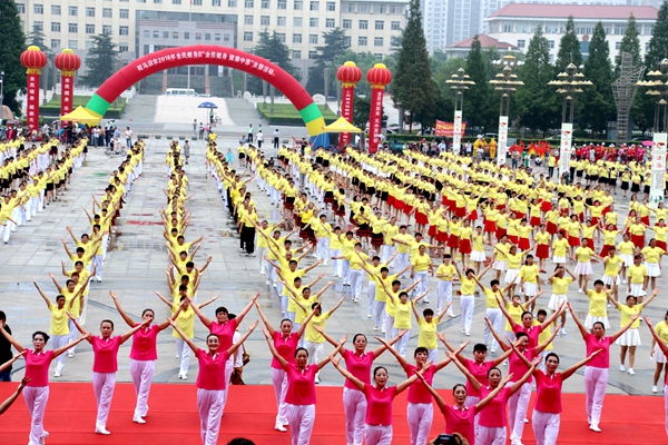 全民健身動(dòng)起來(lái)！駐馬店3200人齊跳廣場(chǎng)舞