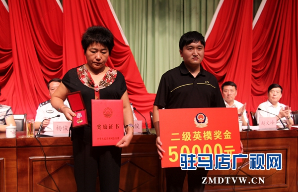 夏明臣妻子兒子領取榮譽證書和獎金.JPG