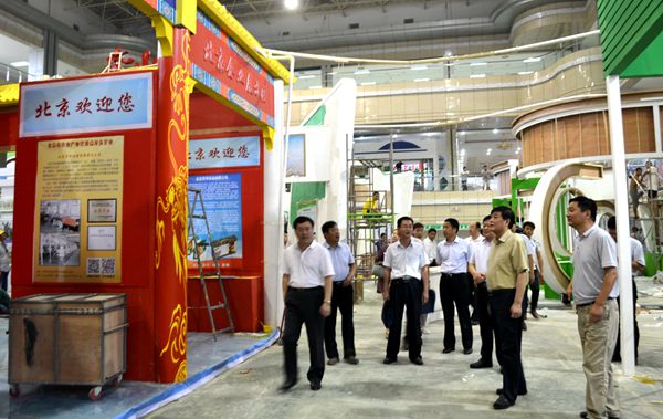 余學友、陳星檢查指導迎會準備工作