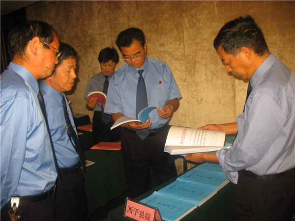 梁衛(wèi)東和與會(huì)人員一起觀摩.JPG