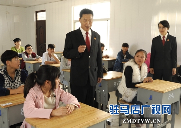 【04】泌陽(yáng)縣人民法院少年家事綜合審判庭的杜偉法官，正在向“旁聽(tīng)席”上的初中學(xué)生們講解法律知識(shí).jpg