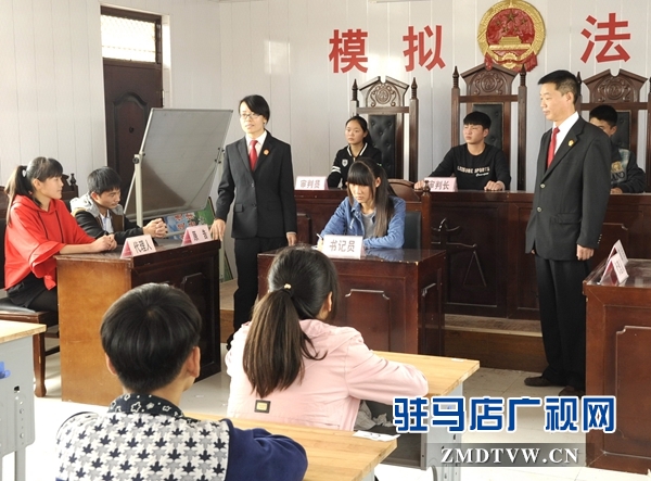 【02】初中學(xué)生敲響法槌，模擬法庭正式開(kāi)始.jpg