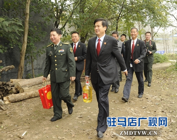 【01】中部戰(zhàn)區(qū)鄭州軍事法院院長劉衛(wèi)國，泌陽縣人民法院院長孫亞軒帶著禮物，來到盤古鄉(xiāng)安子溝看望慰問軍人家屬.jpg