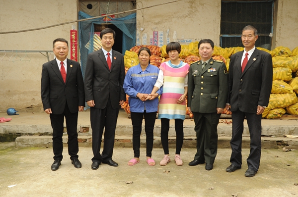解放軍軍事法院、泌陽縣人民法院軍地兩位院長回訪看望軍人家屬