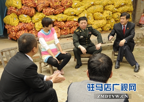 【02】農家小院里堆放著收獲的玉米，軍地兩位法院院長與軍人家屬交談.jpg