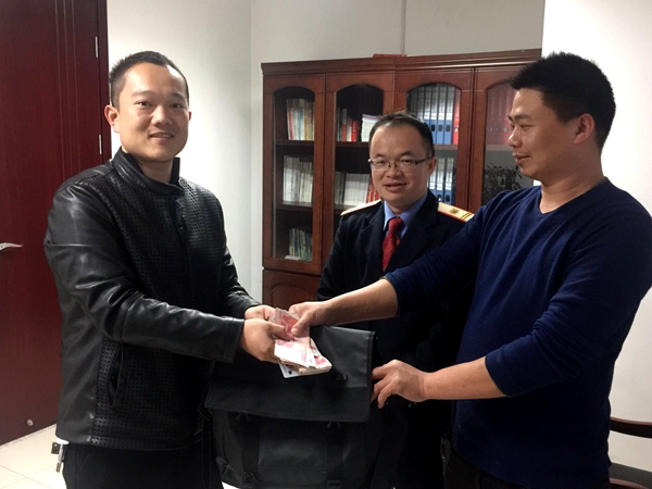 駐馬店高鐵站保潔員撿到萬(wàn)元現(xiàn)金不為所動(dòng)