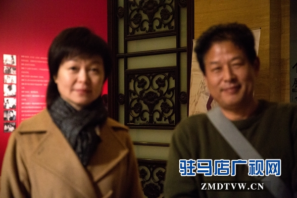 貴賓室內(nèi)，中國(guó)攝影家協(xié)會(huì)主席王瑤向張愛(ài)武道賀并給予親切鼓勵(lì).jpg