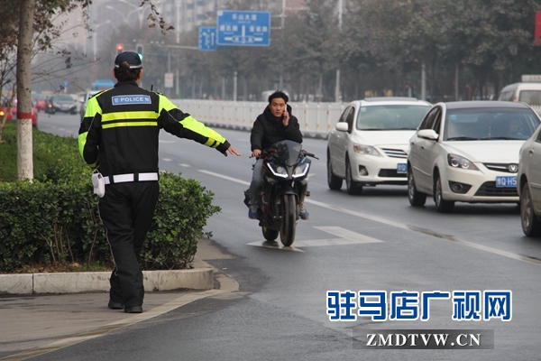 5這小伙騎著無牌摩托還打電話，立刻被民警注意到.JPG
